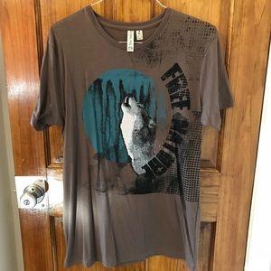 Wolf howling at the moon t-shirt